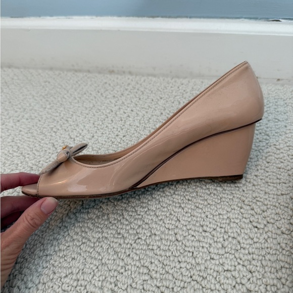 Prada beige patent bow wedges size 8 - Picture 4 of 10